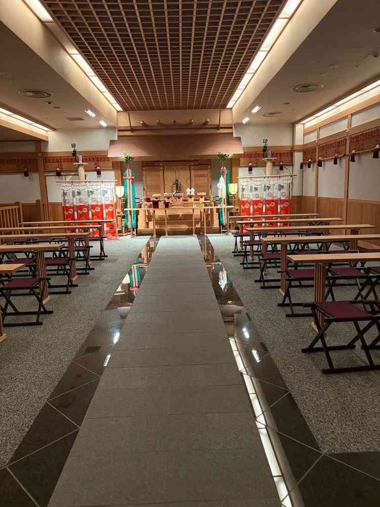 神殿の中収容人数は40名程度だか、立ち見も可能。