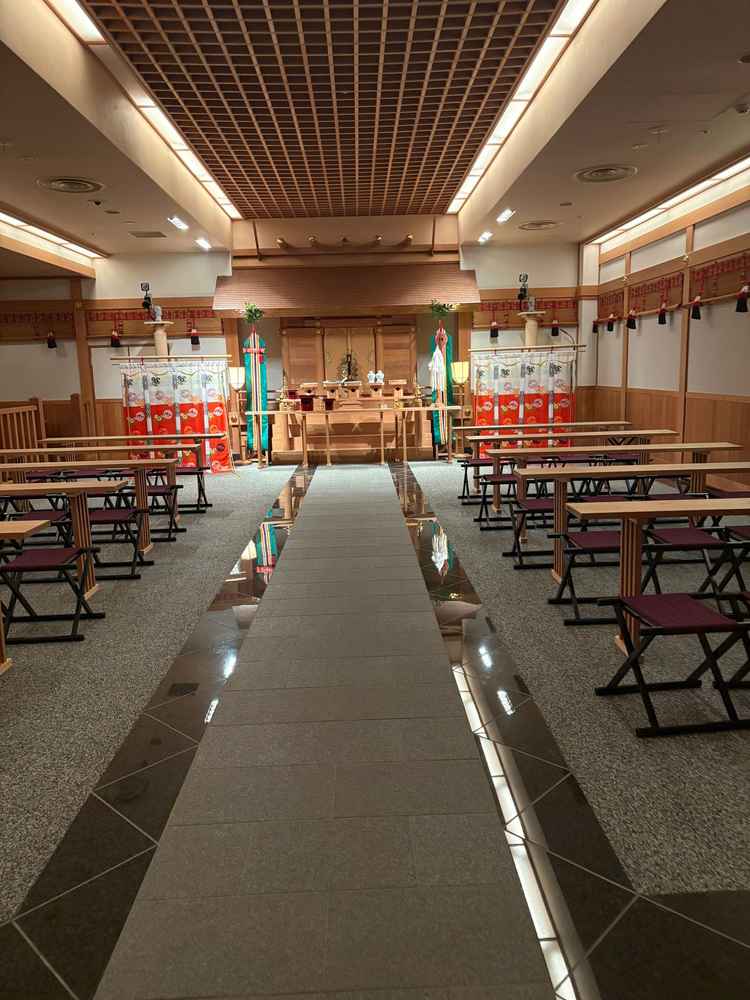 神殿の中収容人数は40名程度だか、立ち見も可能。