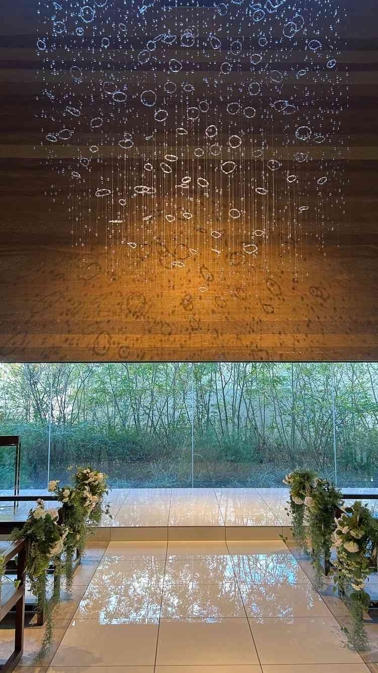 チャペルは緑も多く、自然を感じられるのと装飾も他にないデザインで素敵でした。