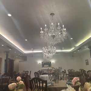 披露宴会場。定期的にメンテナンスしているとのことで、壁紙を張り替えたばかりとのこと。