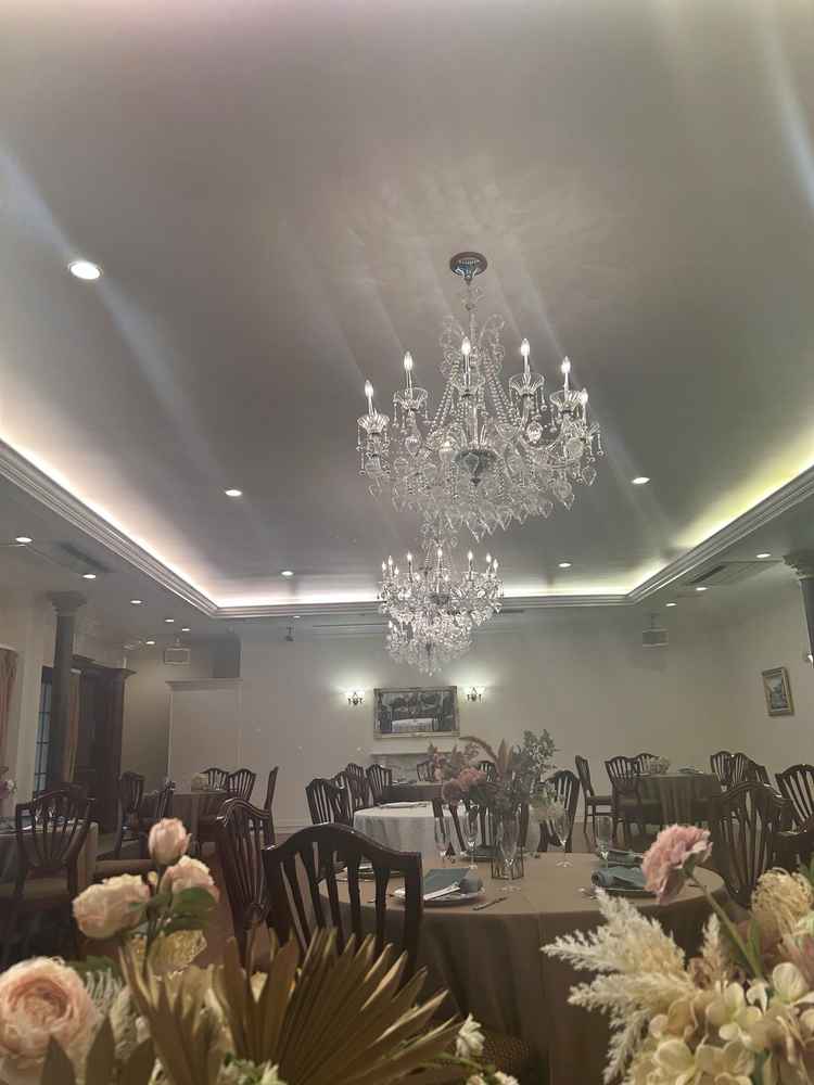 披露宴会場。定期的にメンテナンスしているとのことで、壁紙を張り替えたばかりとのこと。