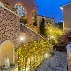 夜のガーデン。イルミネーションが映えるので、夕方からの結婚式もロマンチックにできそう。