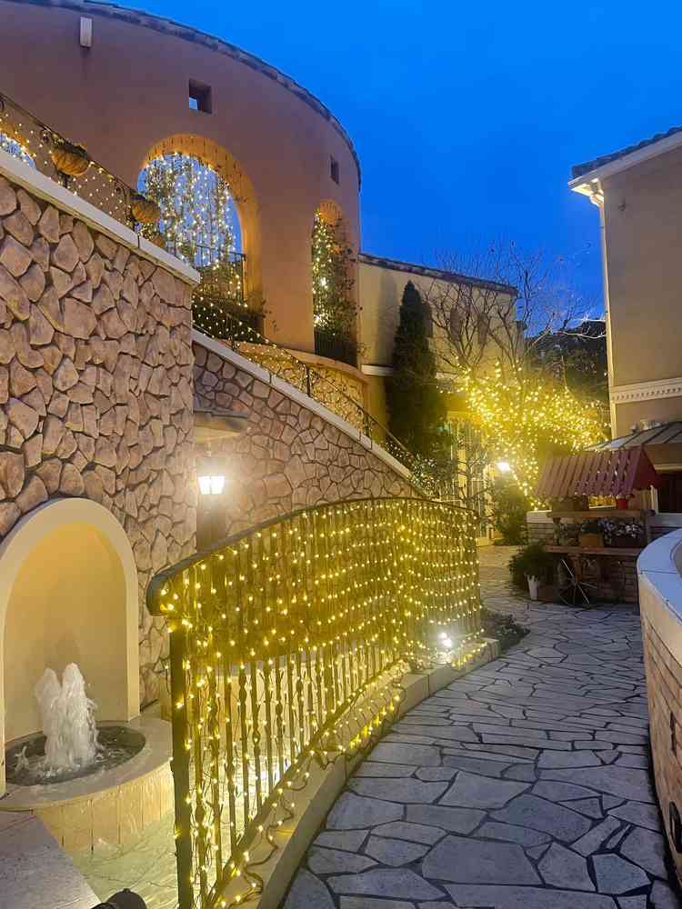 夜のガーデン。イルミネーションが映えるので、夕方からの結婚式もロマンチックにできそう。