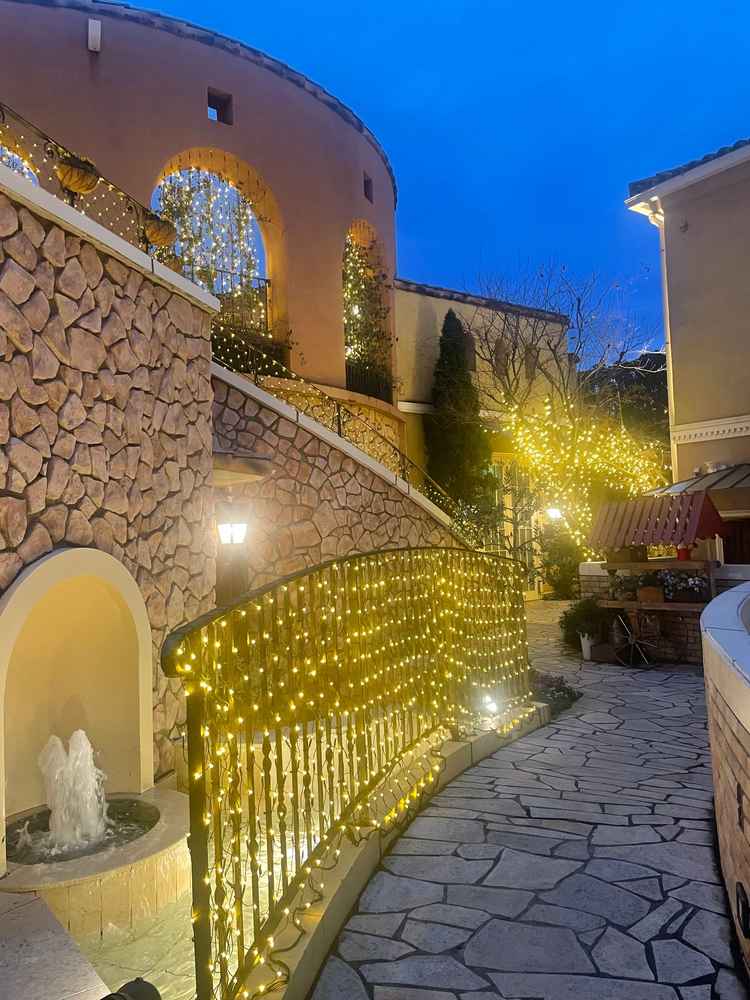 夜のガーデン。イルミネーションが映えるので、夕方からの結婚式もロマンチックにできそう。