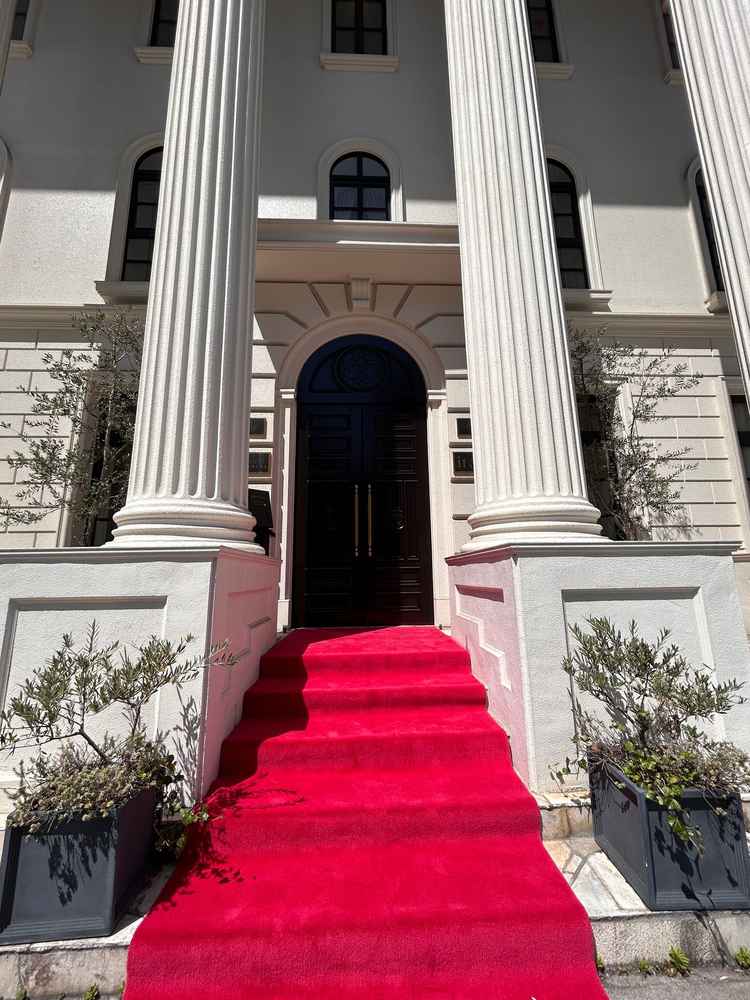 外観。赤のレッドカーペットで、フォトも撮れる。