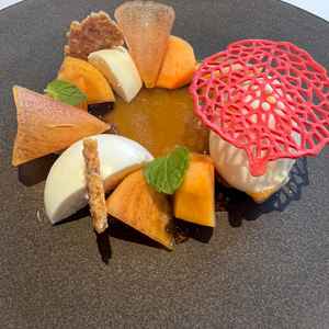 デザートは季節のフルーツを使用したコースもあるとのことで、今回は柿のデザートを頂きました。