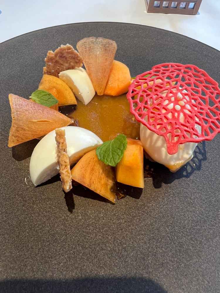 デザートは季節のフルーツを使用したコースもあるとのことで、今回は柿のデザートを頂きました。