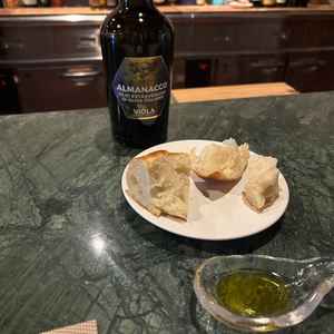 自家製フォカッチャとこだわりイタリア産のオリーブオイル。毎朝、レストランで焼き上げてるよう。