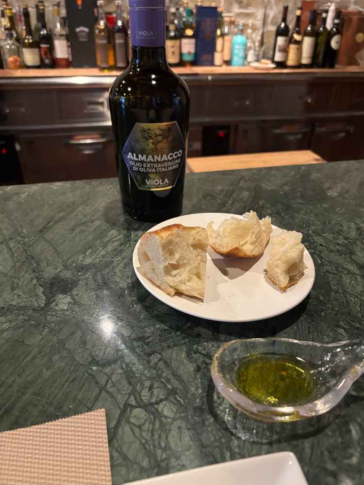 自家製フォカッチャとこだわりイタリア産のオリーブオイル。毎朝、レストランで焼き上げてるよう。