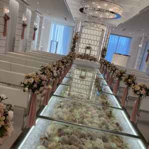 白とピンク基調。バージンロードにはお花が敷きつめられていました。