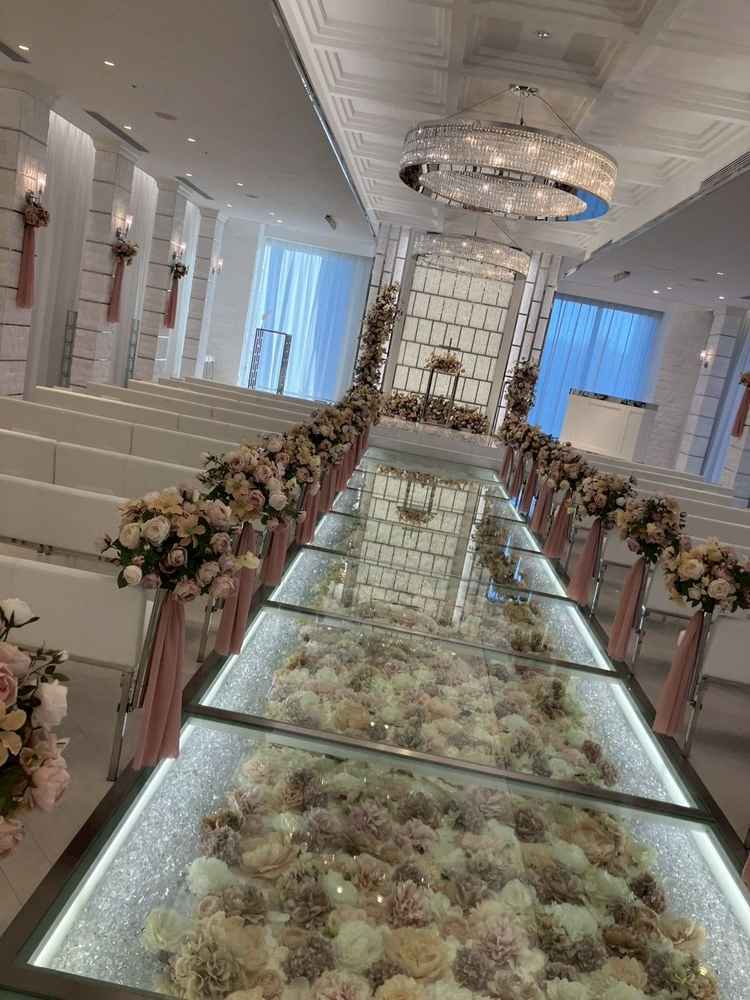 白とピンク基調。バージンロードにはお花が敷きつめられていました。