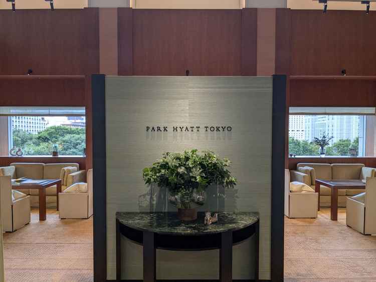 ⑤入口のロゴ。代名詞である緑の雰囲気。