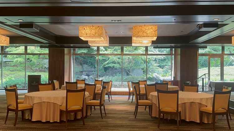 披露宴会場のマグノリア。カーテンが開いて庭園が見える演出がとても感動しました。