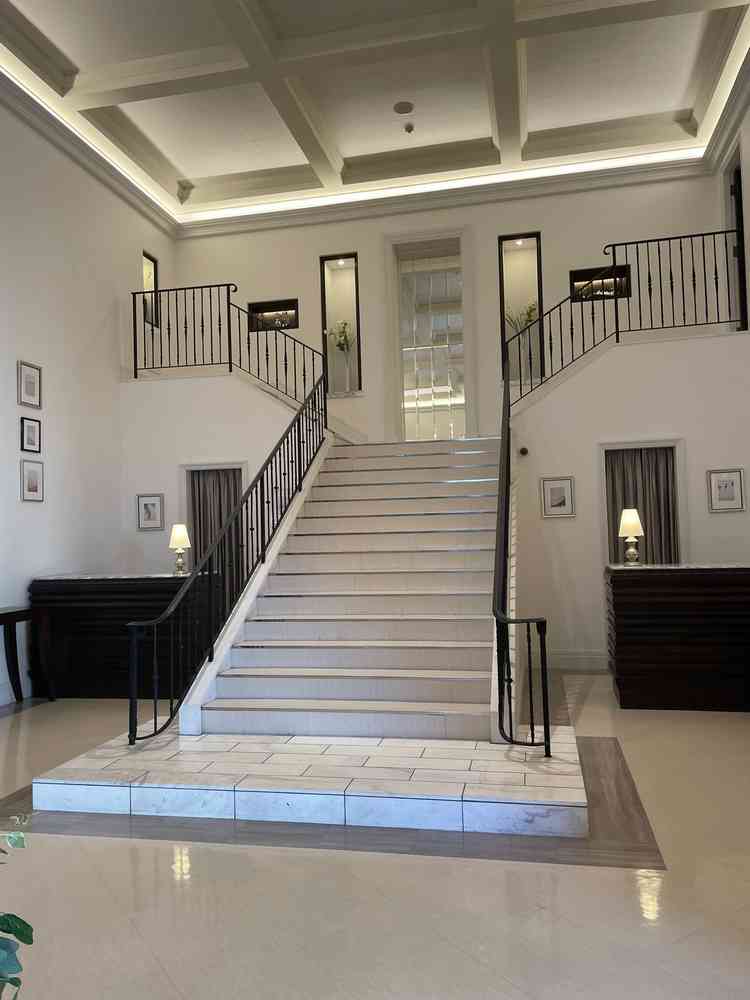 エントランス この階段を上がってチャペルに行ける