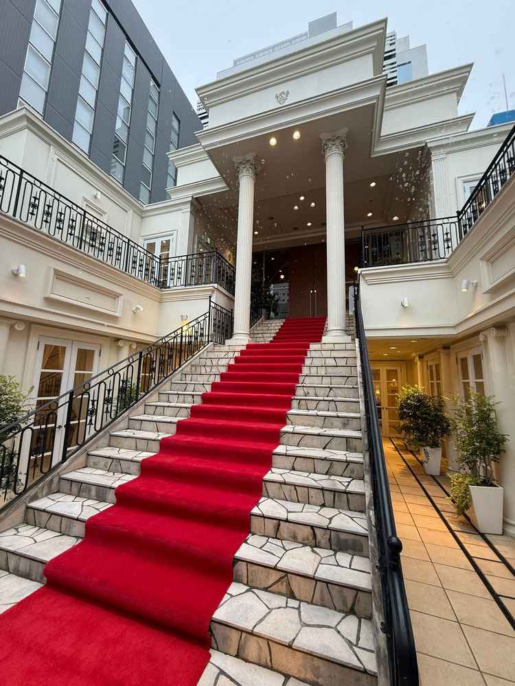 チャペルの外には階段があり、参列者からのフラワーシャワーやバブルシャワーができる。