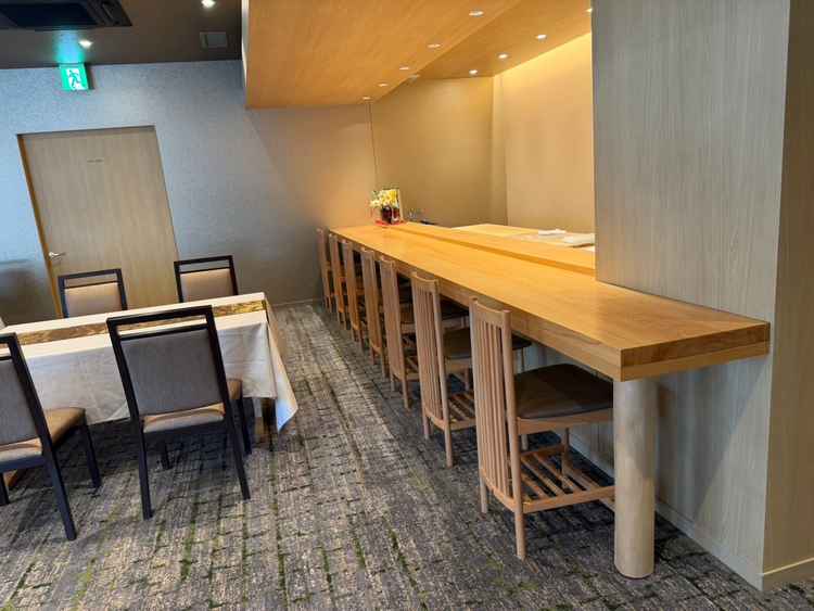 ゲスト控え室はレストランを貸し切りにできる。