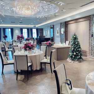 大きな披露宴会場はシャンデリアが豪華でテーブルセットも素敵だった。