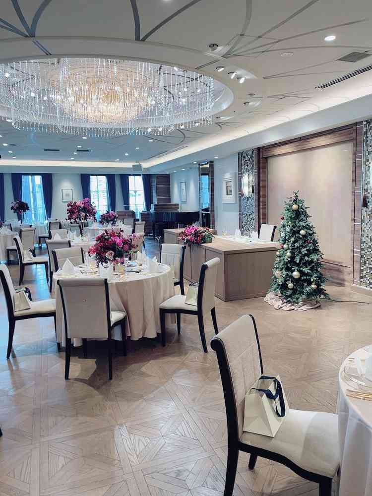 大きな披露宴会場はシャンデリアが豪華でテーブルセットも素敵だった。