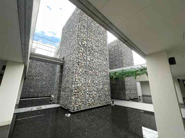 チャペル外観。水面も綺麗でドレスが映えそうでした。