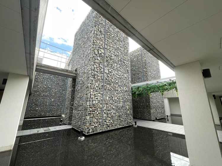 チャペル外観。水面も綺麗でドレスが映えそうでした。