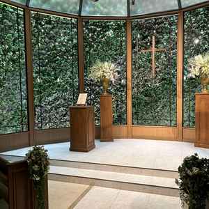 チャペルが本当に後ろの緑の部分も完全室内であり、天候に左右されないことを確認できました。