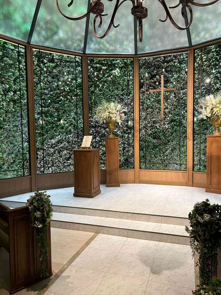 チャペルが本当に後ろの緑の部分も完全室内であり、天候に左右されないことを確認できました。