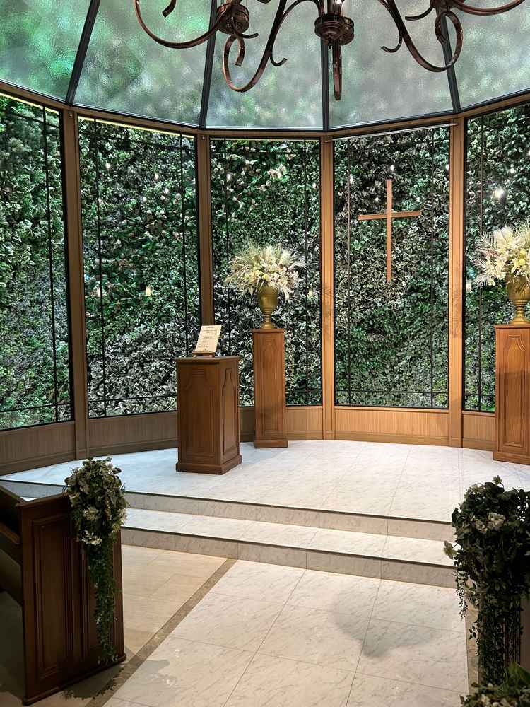 チャペルが本当に後ろの緑の部分も完全室内であり、天候に左右されないことを確認できました。