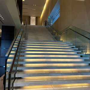 一階にチャペル、二階に披露宴会場でした。階段での写真を撮られる新婦さんも多いようで素敵でした。