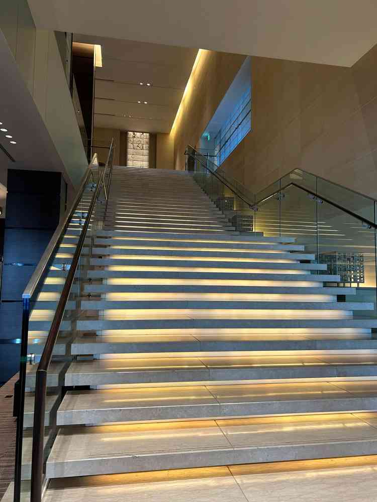 一階にチャペル、二階に披露宴会場でした。階段での写真を撮られる新婦さんも多いようで素敵でした。