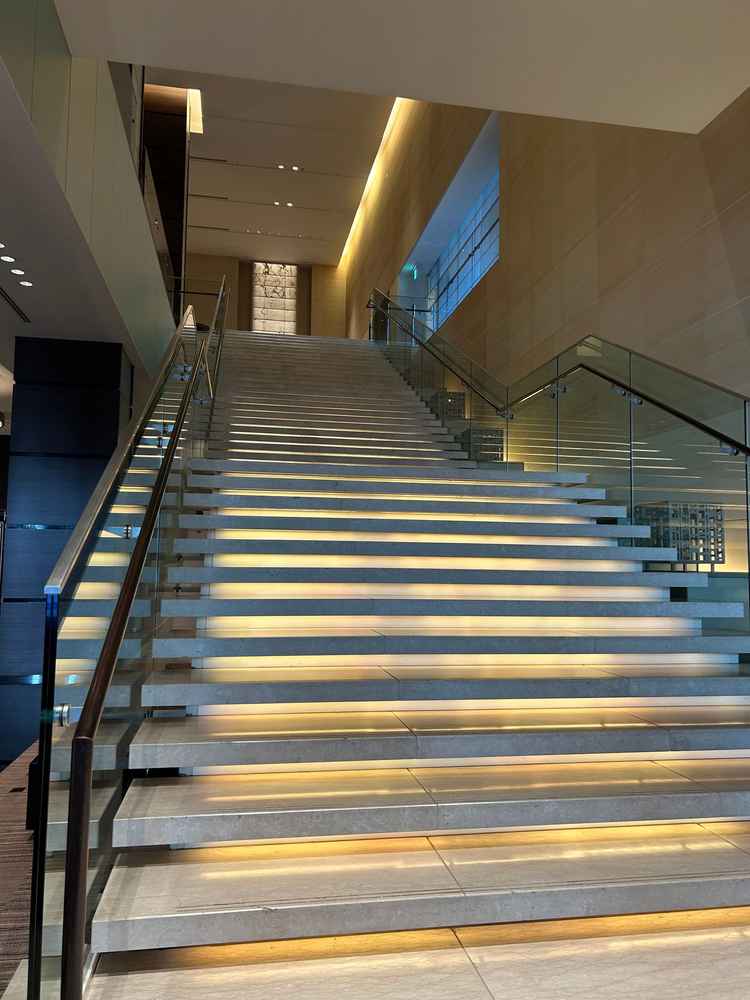 一階にチャペル、二階に披露宴会場でした。階段での写真を撮られる新婦さんも多いようで素敵でした。