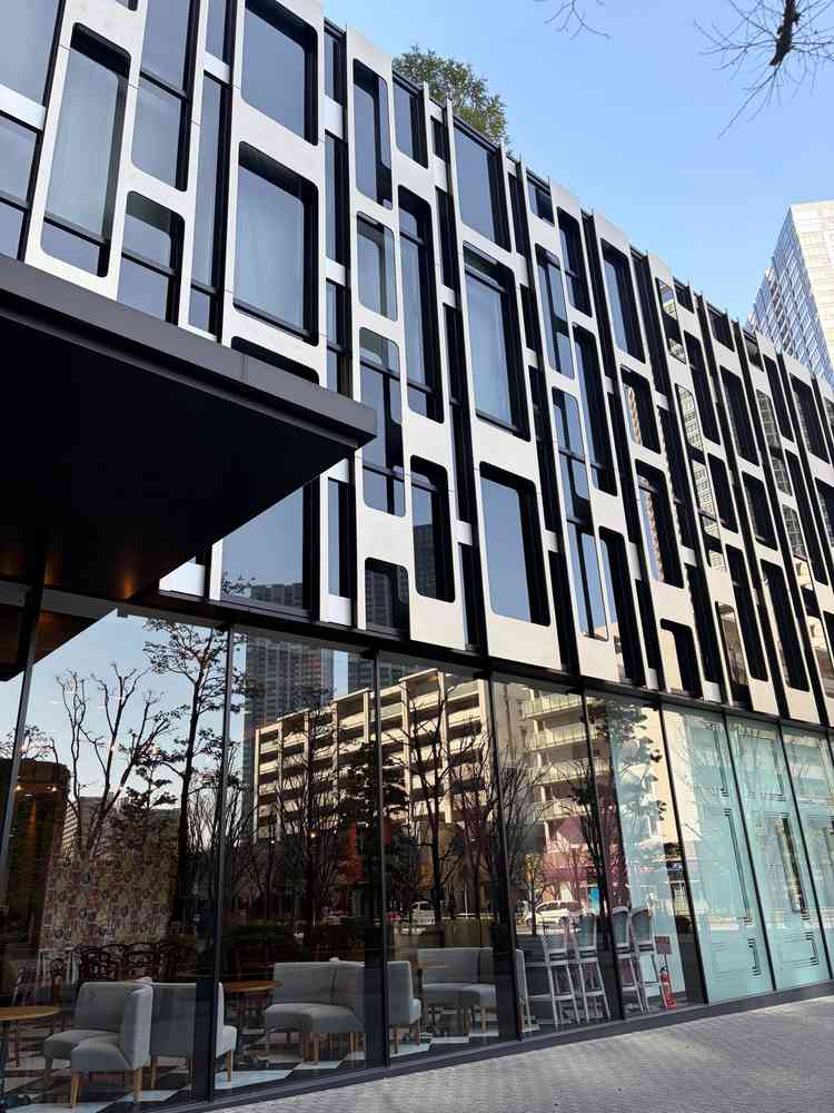 外観がおしゃれでロビーも広い