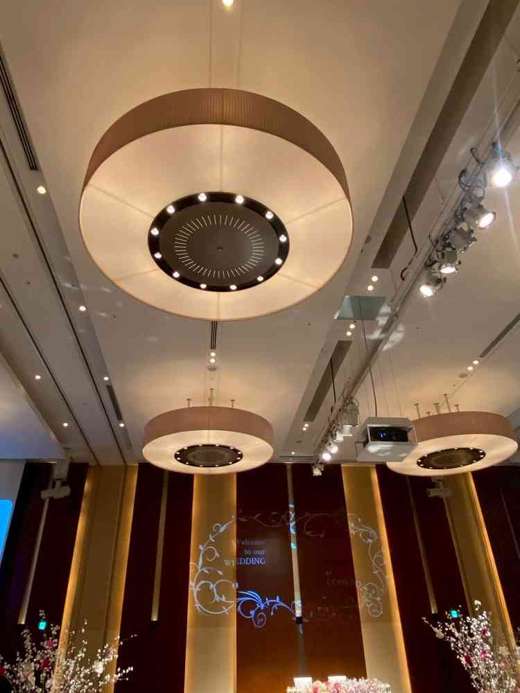 照明が個性的な形でおしゃれでした。