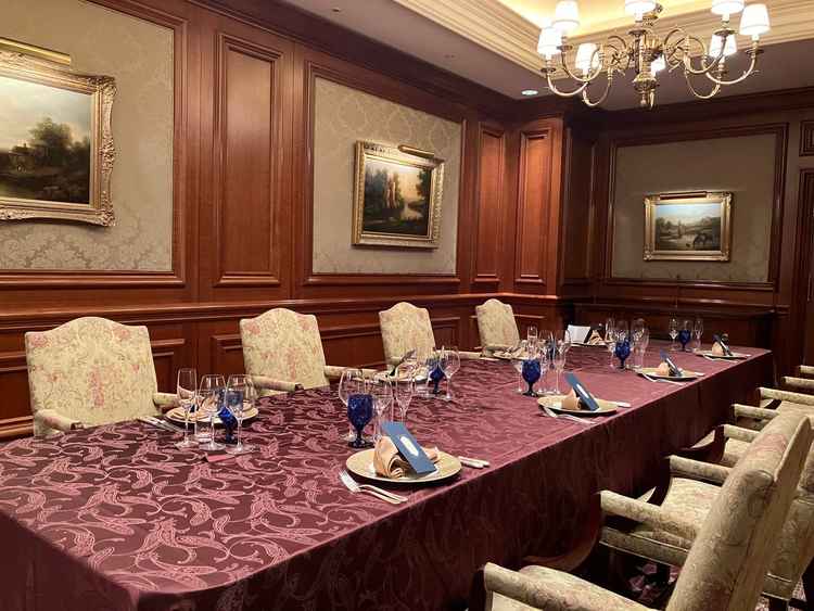食事会の会場も絵画が飾られており、リッツカールトンならではの世界観が楽しめました。