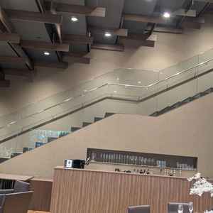 披露宴のドレスで降りてくるところ