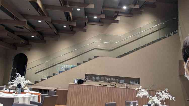 披露宴のドレスで降りてくるところ