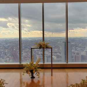 昼の式であれば西日がはいらないとのことで自然光をバックに挙式ができそうです