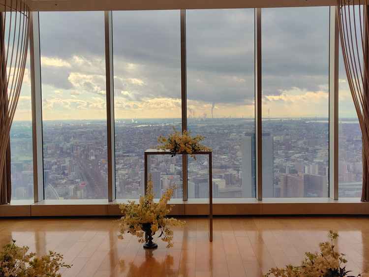 昼の式であれば西日がはいらないとのことで自然光をバックに挙式ができそうです