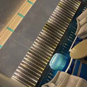 披露宴会場前の待合室。しっとりとしたソファに水の演出が綺麗かつ豪華に見えた