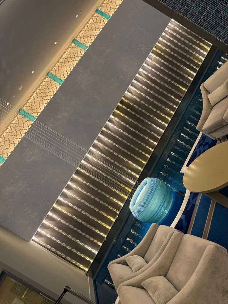 披露宴会場前の待合室。しっとりとしたソファに水の演出が綺麗かつ豪華に見えた