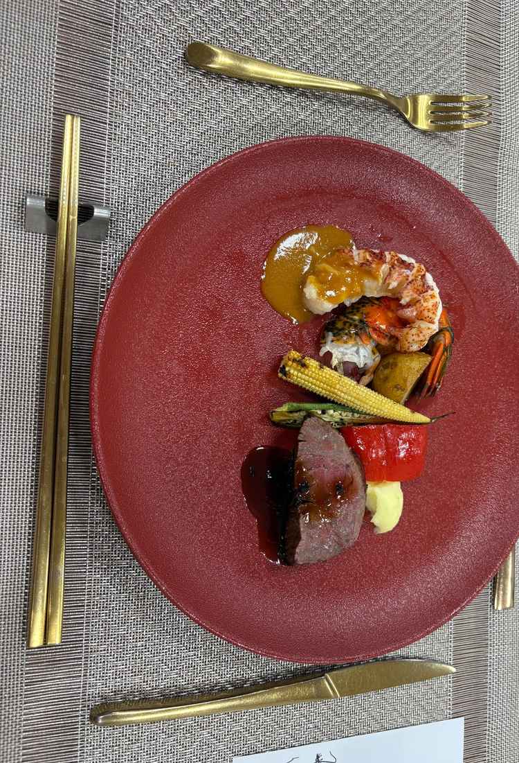 オマールエビと牛フィレのロティの試食をしました。お肉が柔らかく、甲殻類のソースも美味しかったです。