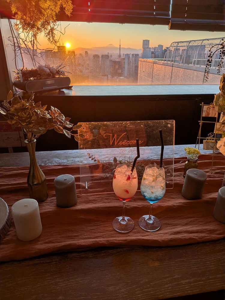 ウェルカムスペース&ドリンクを紹介いただきました。夕日がきれいです。