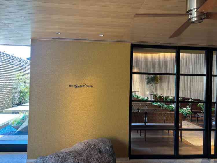 エレベーターを降りてすぐのチャペルの様子。プロペラが回っていてリゾート感がとても強く素敵だった。