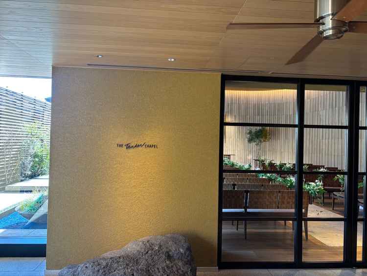 エレベーターを降りてすぐのチャペルの様子。プロペラが回っていてリゾート感がとても強く素敵だった。