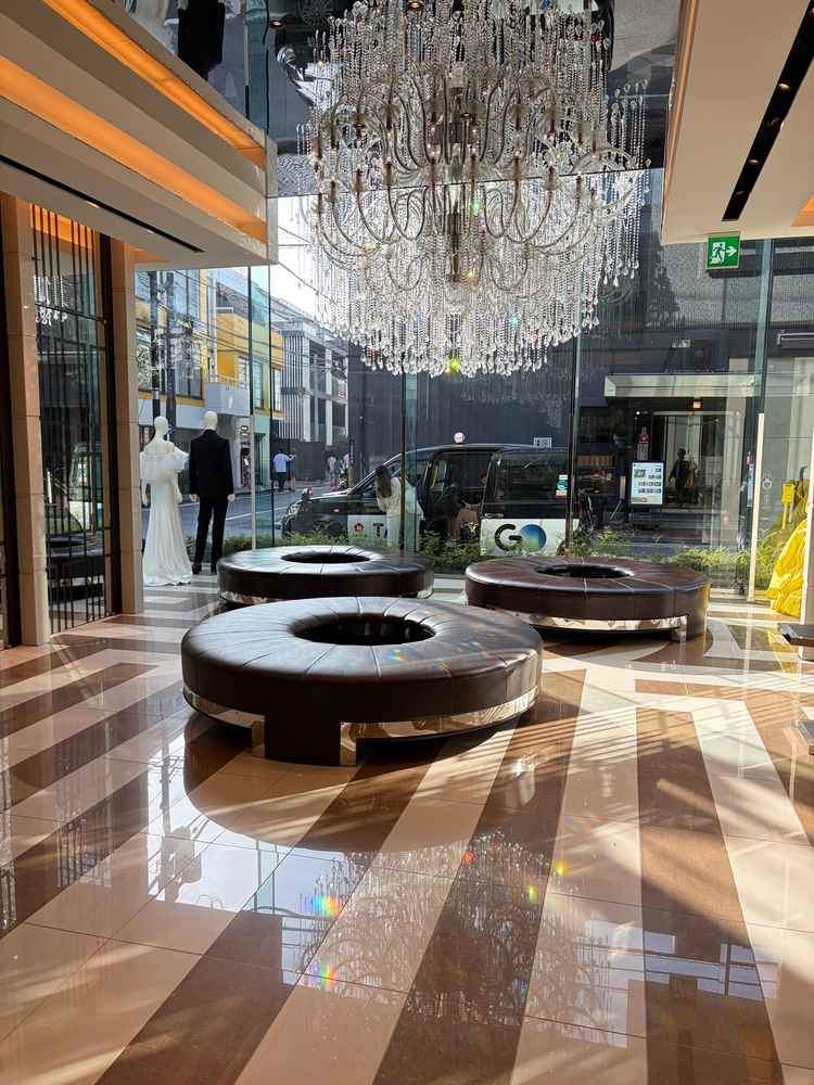 こちらは、エントランスで、ゲストさんの待合というか待ち合わせ場所みたいです！着替えルームもありました