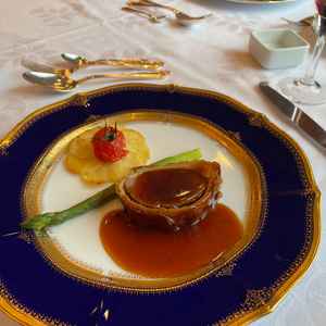 牛肉のパイ包は目の前でカットしてくださいました。