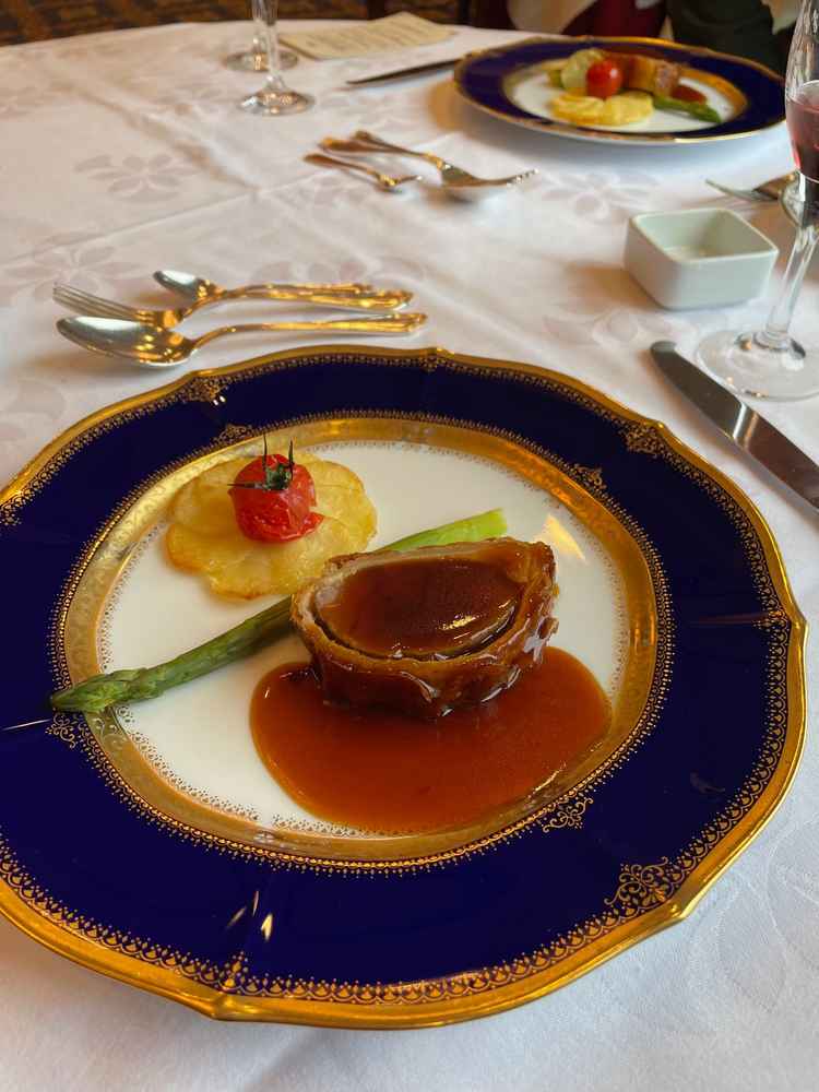 牛肉のパイ包は目の前でカットしてくださいました。