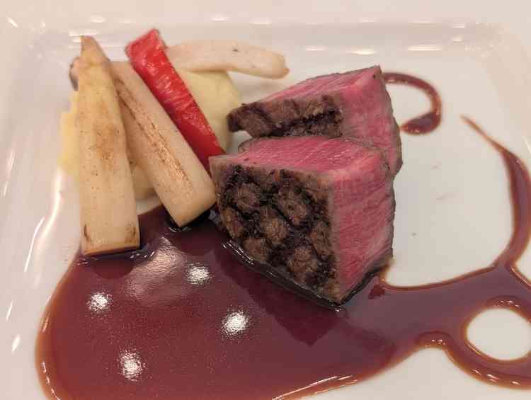 試食。メインの牛フィレ肉。とっても柔らかくて、本当においしかった。