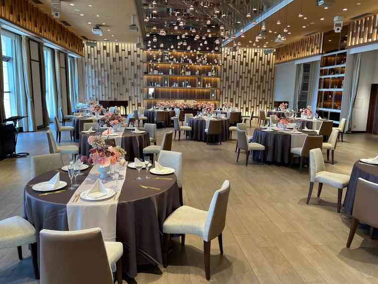 クラブという披露宴会場の写真。落ち着いた雰囲気の色合いでとても好みでした