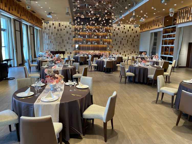 クラブという披露宴会場の写真。落ち着いた雰囲気の色合いでとても好みでした