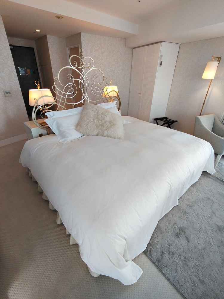 新郎新婦に用意される宿泊利用もする部屋。ベッドはキングサイズで良かった。